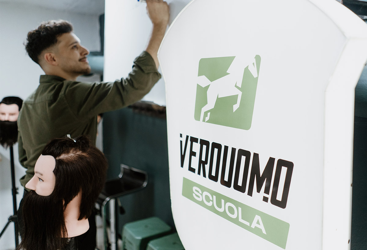 Profesor Verouomo escribiendo en pizarra